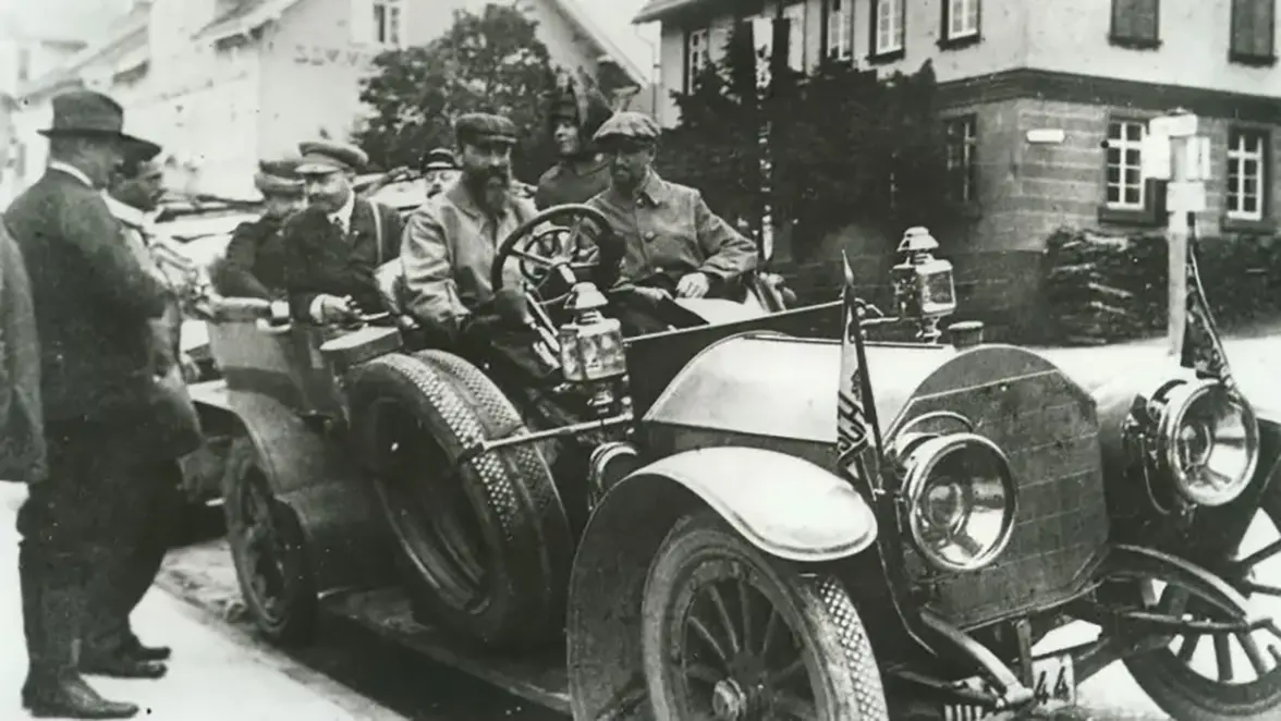 Robert Bosch am Steuer während eines Ausflugs bei einer Vertretertagung, 1913