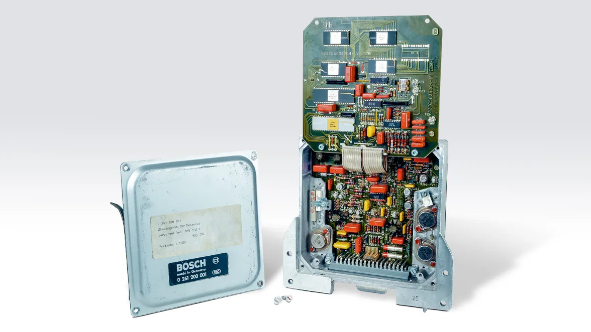 Digital system for controlling ignition and injection (Motronic)